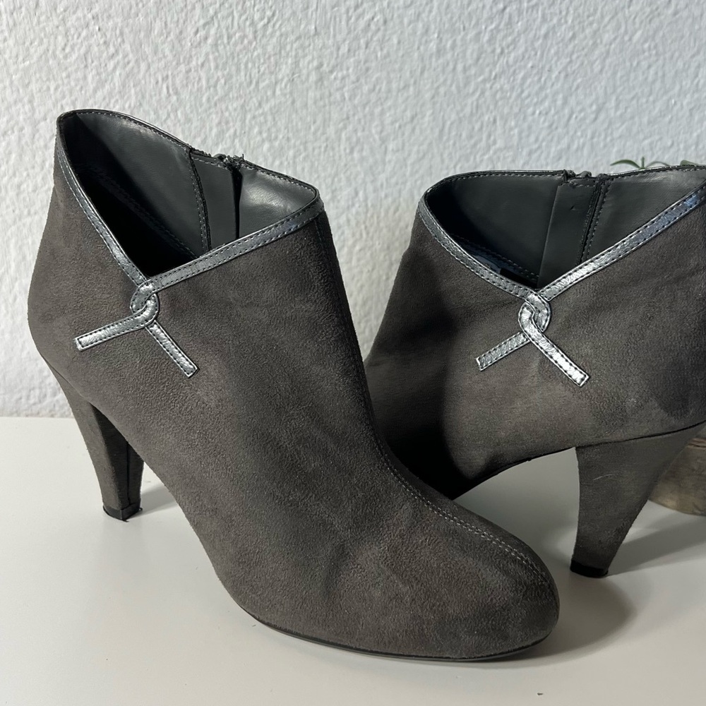 Predictions Boots Womens 10 Side Zip Ankle Bootie Gray suede Round Toe Heels gre